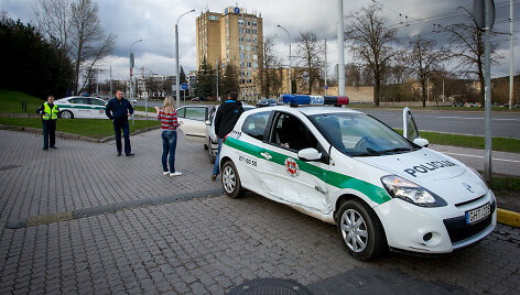Sostinės Žirmūnų gatvėje policijos patrulių automobilis pateko į avariją
