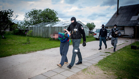 Policijos pareigūnai krečia įtariamųjų namus &Scaron;alčininkų rajone