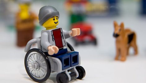 „Lego“ pristatė kaladėlių figūrėlę invalido vežimėlyje