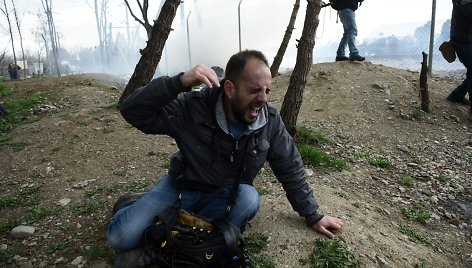 Makedonijos policija ašarinėmis dujomis vaikė migrantus nuo sienos su Graikija