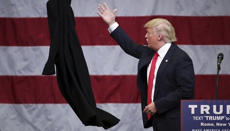 Donaldas Trumpas nusimeta savo apsiaustą