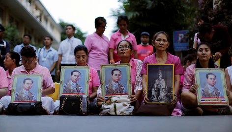 Tailandiečiai gedi po ilgos ligos mirusio mylimo monarcho Bhumibolo Adulyadejo