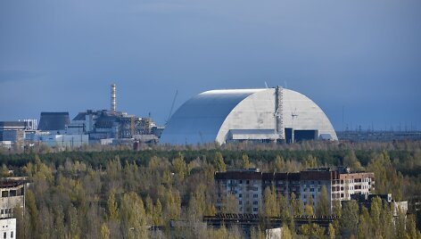 Černobylyje naujas milžini&scaron;kas gaubtas pradėtas stumti ant branduolinio reaktoriaus