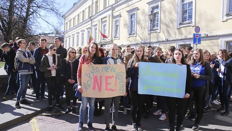 Vilniuje – protesto akcija dėl ketinimų ilginti mokslo metus