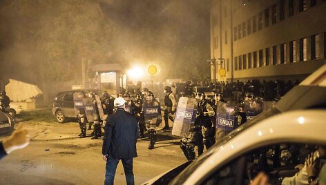 Makedonijoje protestuotojai &scaron;turmavo parlamentą