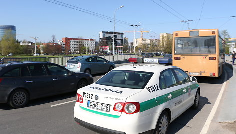 Autobusas ir „Ford Focus“ susidūrė Pedagoginio žiede