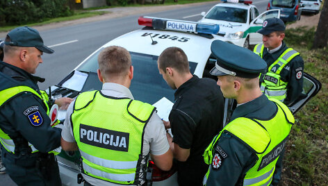 Sustabdytas &bdquo;Mercedes-Benz&ldquo; vairuotojas &ndash; ie&scaron;komas policijos
