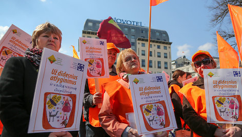 Protesto akciją „Už didesnius atlyginimus ir vaikų svajonių išsipildymą“