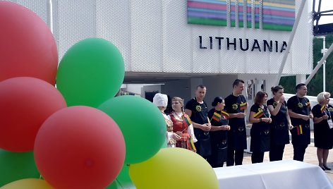 Lietuviai „EXPO“ parodoje lankytojus vilioja maistu: šakočiais, sūriu, cepelinais