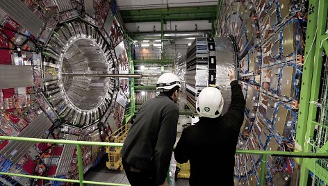 Didžiojo Hadronų greitintuvo CMS laboratorijoje dirbantys mokslininkai