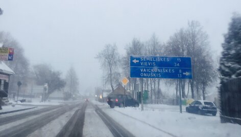 Sniegas užklojo žemę.