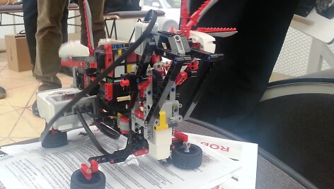 Elektroautobusas ir robotas jau keliauja prie Klaipėdos mokyklų.