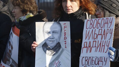 Protestuotoja su I.Dadinu portretu