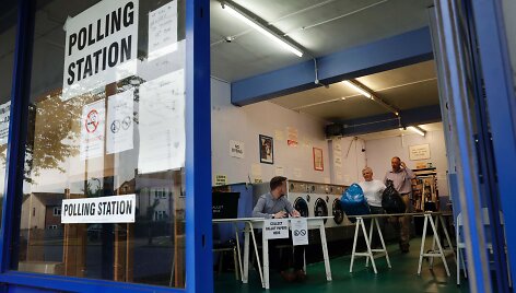 Britanijos rinkėjai pradėjo balsuoti istoriniame referendume dėl tolesnės &scaron;alies narystės Europos Sąjungoje