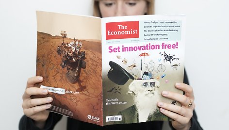 Mergina skaito „The Economist“