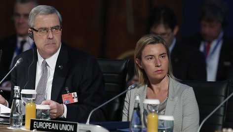 JAV ambasadorius prie NATO Douglas Lute ir Federica Mogherini.