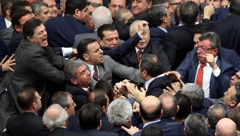 Turkijoje vykstant debatams dėl prezidento galių įstatymų leidėjai &scaron;vaistėsi kum&scaron;čiais