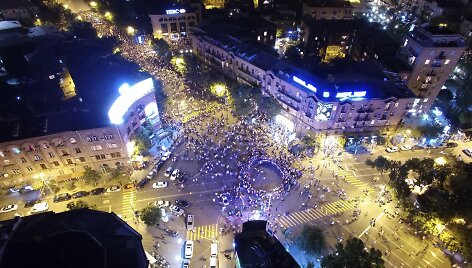 Jerevane protestuotojai nepaklūsta policijos reikalavimams i&scaron;siskirstyti po įtemptos nakties