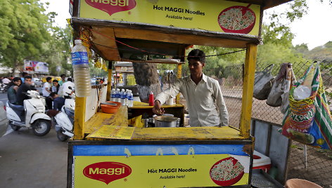 „Maggi“ makaronus pardavinėjantis kioskas Indijoje