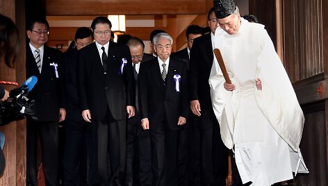 Japonijos parlamentarai Jasukunio &scaron;ventykloje