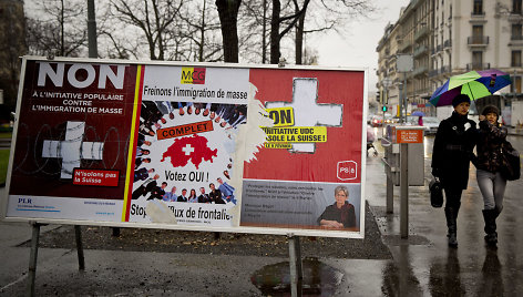 Agitaciniai plakatai Šveicarijoje prieš 2014 metų referendumą dėl migrantų kvotų