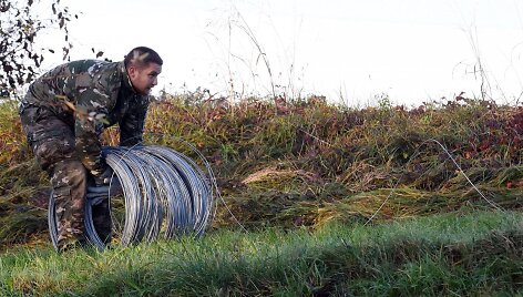 Slovėnijos armija įrenginėja spygliuotų vielų užtvaras