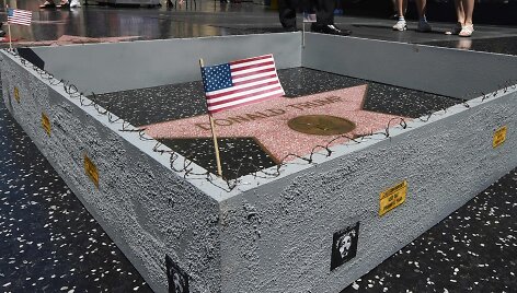 Aplink Donaldo Trumpo žvaigždę &scaron;lovės alėjoje Holivude pastatyta siena