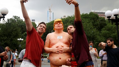 Nuogo Donaldo Trumpo skulptūra Niujorke
