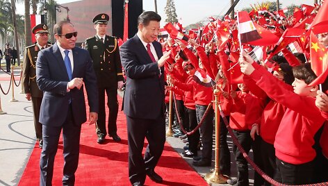 Abdelis-Fattahas al-Sisi su Kinijos vadovu Xi Jinpingu (de&scaron;inėje)