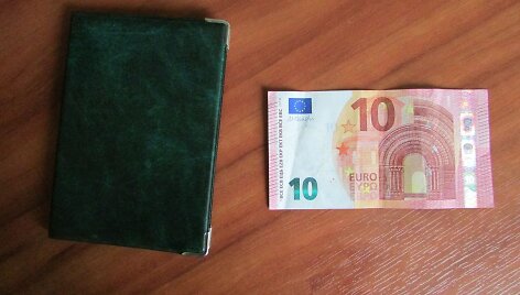 Protokolo nenorėjusi laukti pilietė muitininkui pasiūlė 10 eurų. 