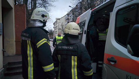 Į įvykio vietą atskubėjo medikai, ugniagesiai ir policija.