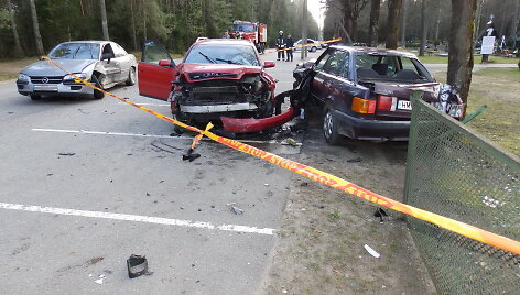 (I&scaron; kairės) &bdquo;Opel Omega&ldquo;, &bdquo;Audi A6&ldquo; ir &bdquo;Audi 80&ldquo; įvykio vietoje