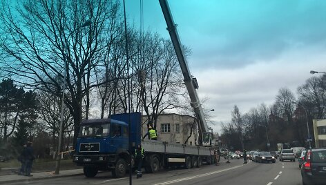 Sunkvežimio avarijos vietoje