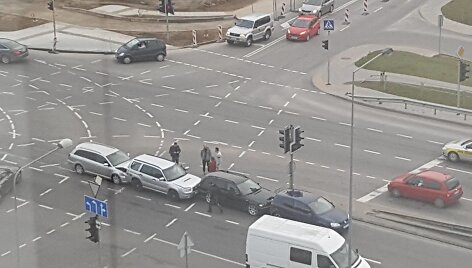 Ukmergės gatvėje Vilniuje susidūrę &bdquo;Volkswagen&ldquo;, BMW, &bdquo;Subaru&ldquo; ir &bdquo;Toyota&ldquo; automobiliai.
