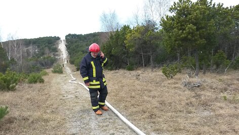 Ketvirtadienį Kur&scaron;ių nerijoje surengtos pratybos, tikrinta, kaip veikia prie&scaron;gaisrinės sistemos.