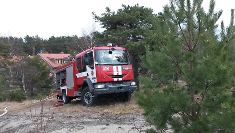Kur&scaron;ių nerijoje surengtos pratybos ugniagesiams