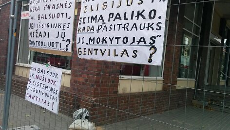 Klaipėdoje, netoli savivaldybės, kur i&scaron; anksto balsuojama Seimo rinkimuose, i&scaron;kabinti antiagitaciniai plakatai.