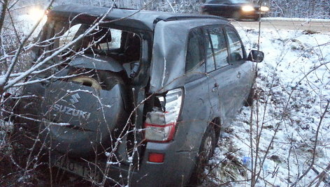 Šilutės rajone nuo kelio nuvažiavo automobilis „Suzuki Grand Vitara“