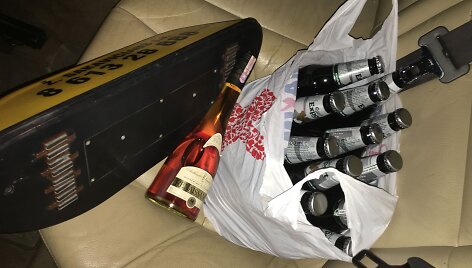 &Scaron;alia atvežto alkoholio gulėjo ir taksi ženklas su kontaktais