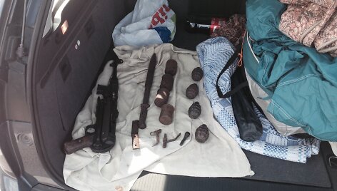 Zarasų rajone policija sulaikė 8 granatas ir senovinius ginklus vežusį vyrą. 