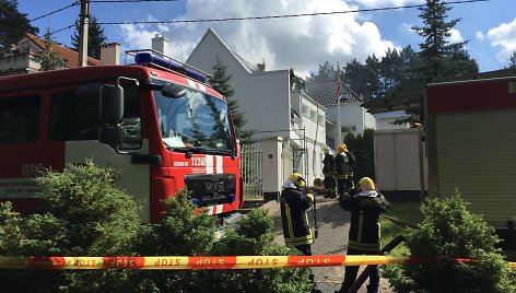 Vilniuje, Nugalėtojų gatvėje, užsidegė namo stogas