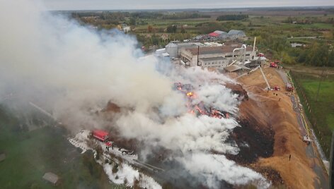 &bdquo;Gairelitoje&ldquo; kilusio gaisro vaizdas i&scaron; sraigtasparnio antrąją dieną