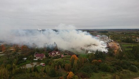 &bdquo;Gairelitoje&ldquo; kilusio gaisro vaizdas i&scaron; sraigtasparnio antrąją dieną