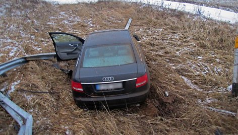 „Audi“ po smūgio į atitvarą