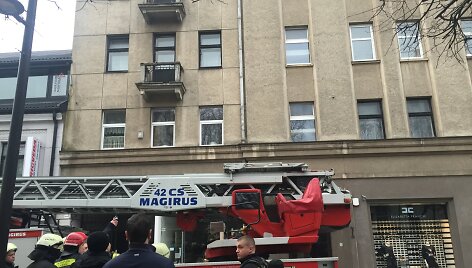 Kauno Laisvės alėjoje, daugiabutyje, gaisrininkai ie&scaron;kojo dūmų kvapo &scaron;altinio
