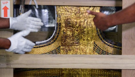 Faraono Tutanchamono lova ir vežimas perkelti į naują Kairo muziejų