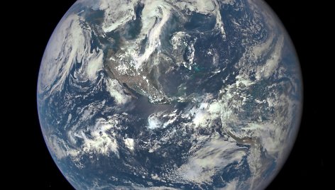 Žemės nuotrauka, daryta už milijono mylių esančiu palydovu „Deep Space Climate Observatory“