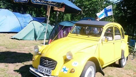 &bdquo;Citro&euml;n 2CV&ldquo; klubo i&scaron; Suomijos nariai vie&scaron;i Kauno kempinge