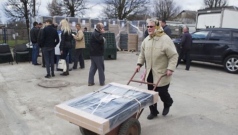 Kompostavimo dėžės Salininkų gyventojams atiteko nemokamai.