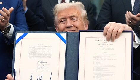 Donaldas Trumpas pasira&scaron;ė įstatymo projektą / Jacquelyn Martin / AP